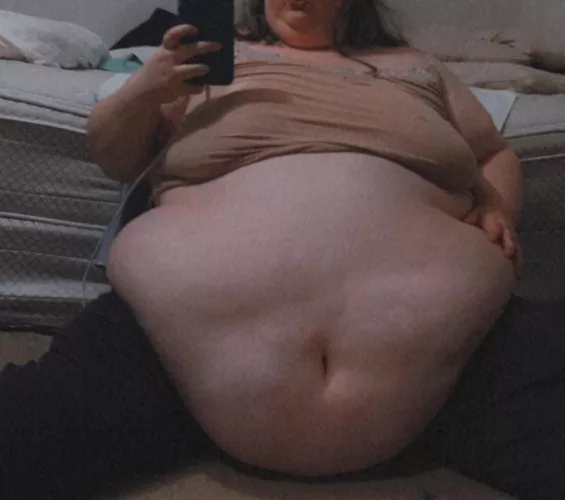 look how skinny i am 😩😭💔 please pile on hundreds of pounds more onto my pig body 🥵🐷😈