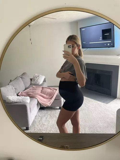 Look what my baggy tshirt is covering 🤰🏼