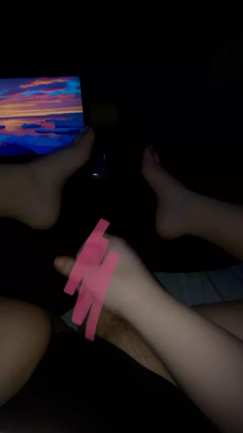 Looking for a boyfriend who’s gonna worship my toes and girl dick😘