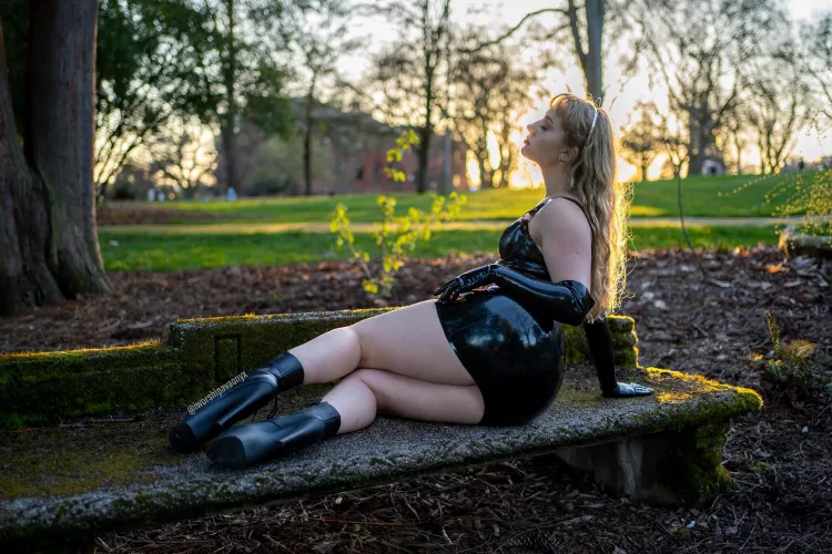 Looking for a good boy to worship Me in My latex 🖤
