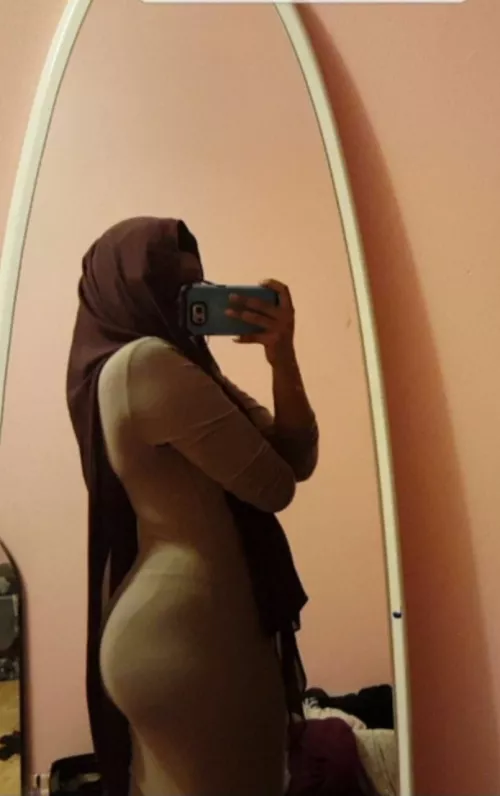 looking for a vocal bud to stroke his cock to my barely legal hijabi classmate. I'd love to show you her fat bubble butt.. hmu with a video stroking to her pic for more 👀