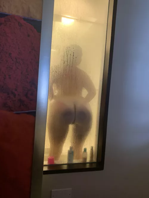 Love her tan lines in the shower