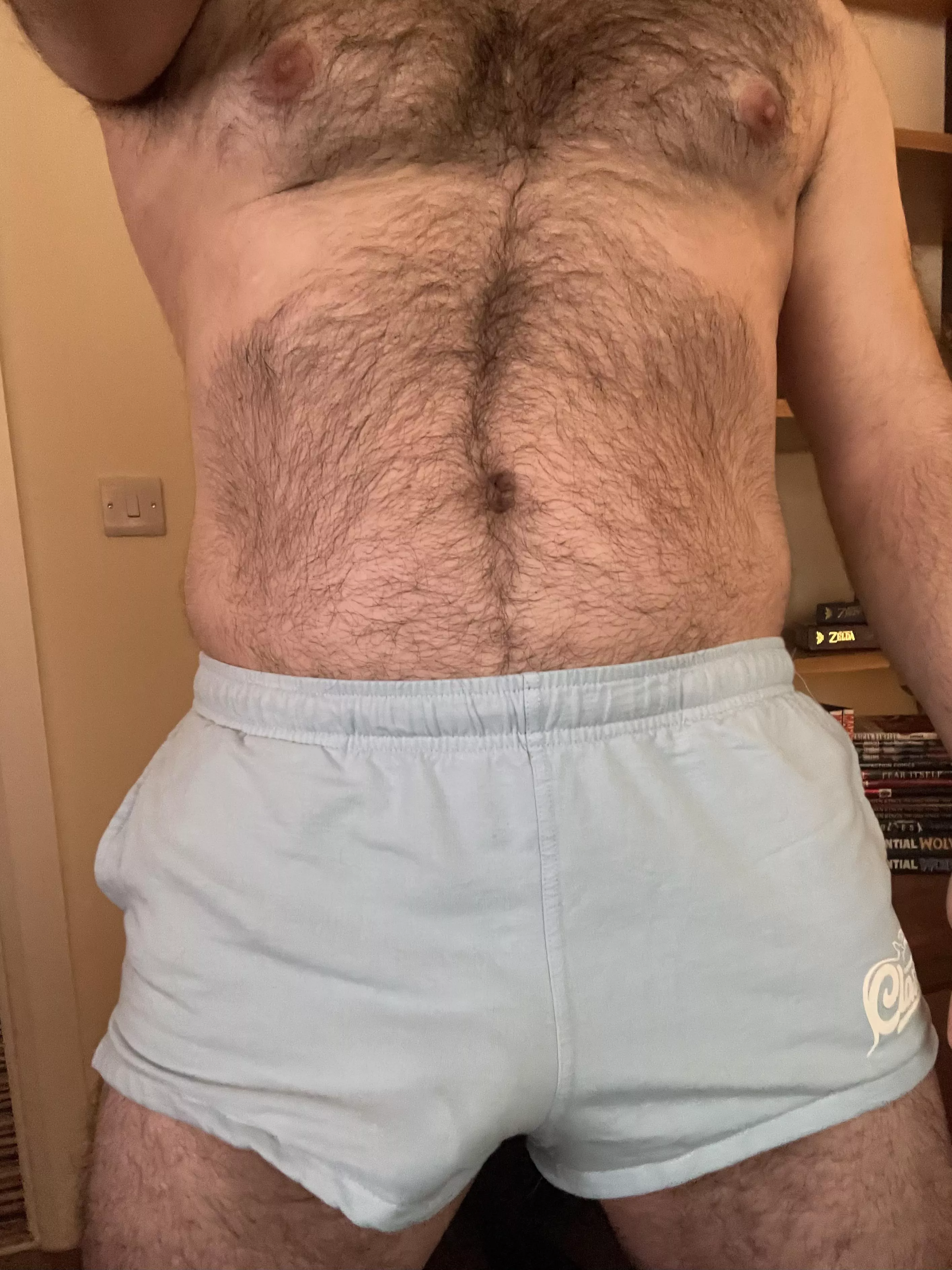 Love showing off my bulge in my short shorts… Love showing off my bulge in my short shorts…