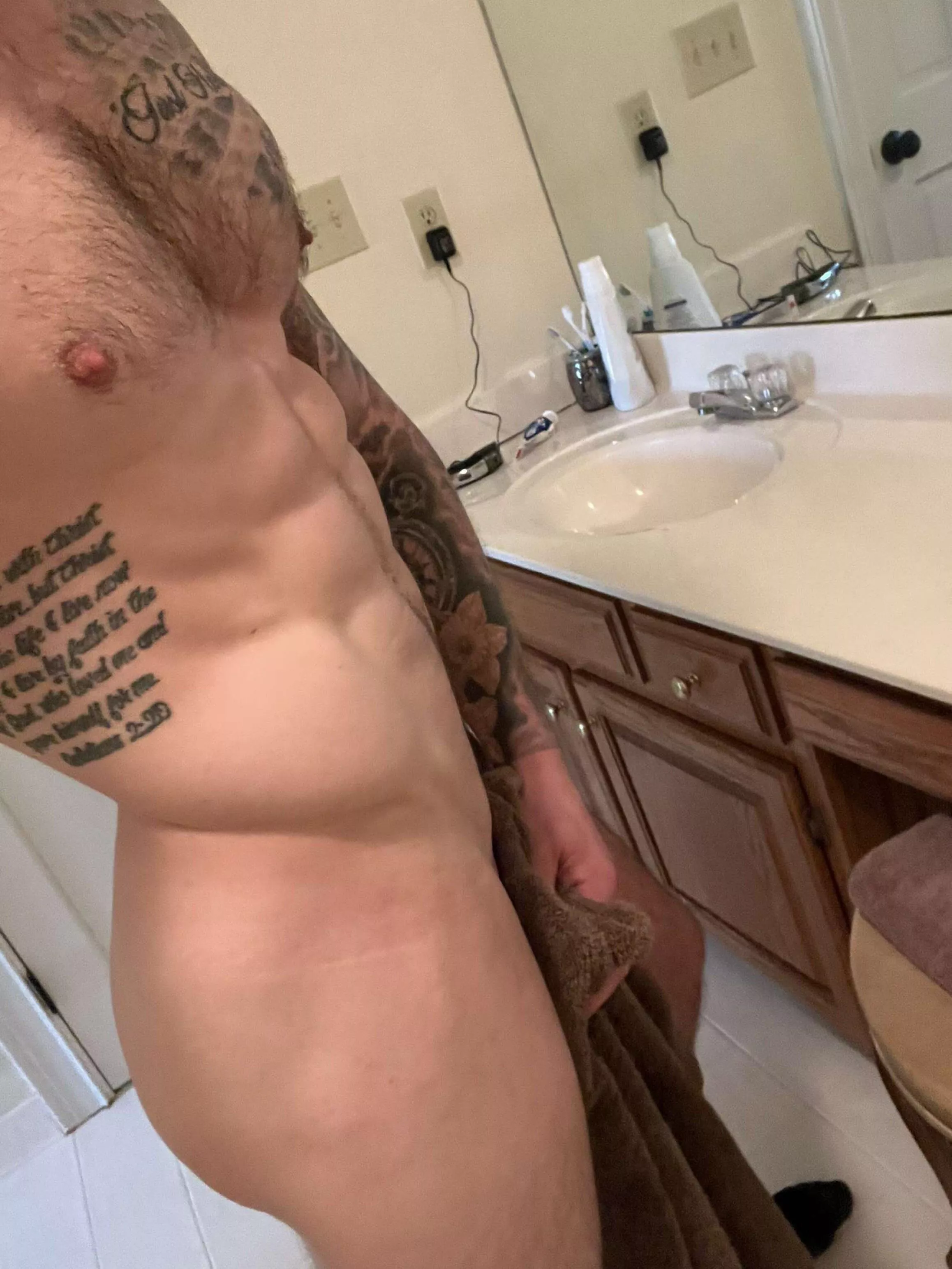 Love showing off my muscled up body. Midwest tattooed veteran, total ALPHA. Any worshippers? 🔥