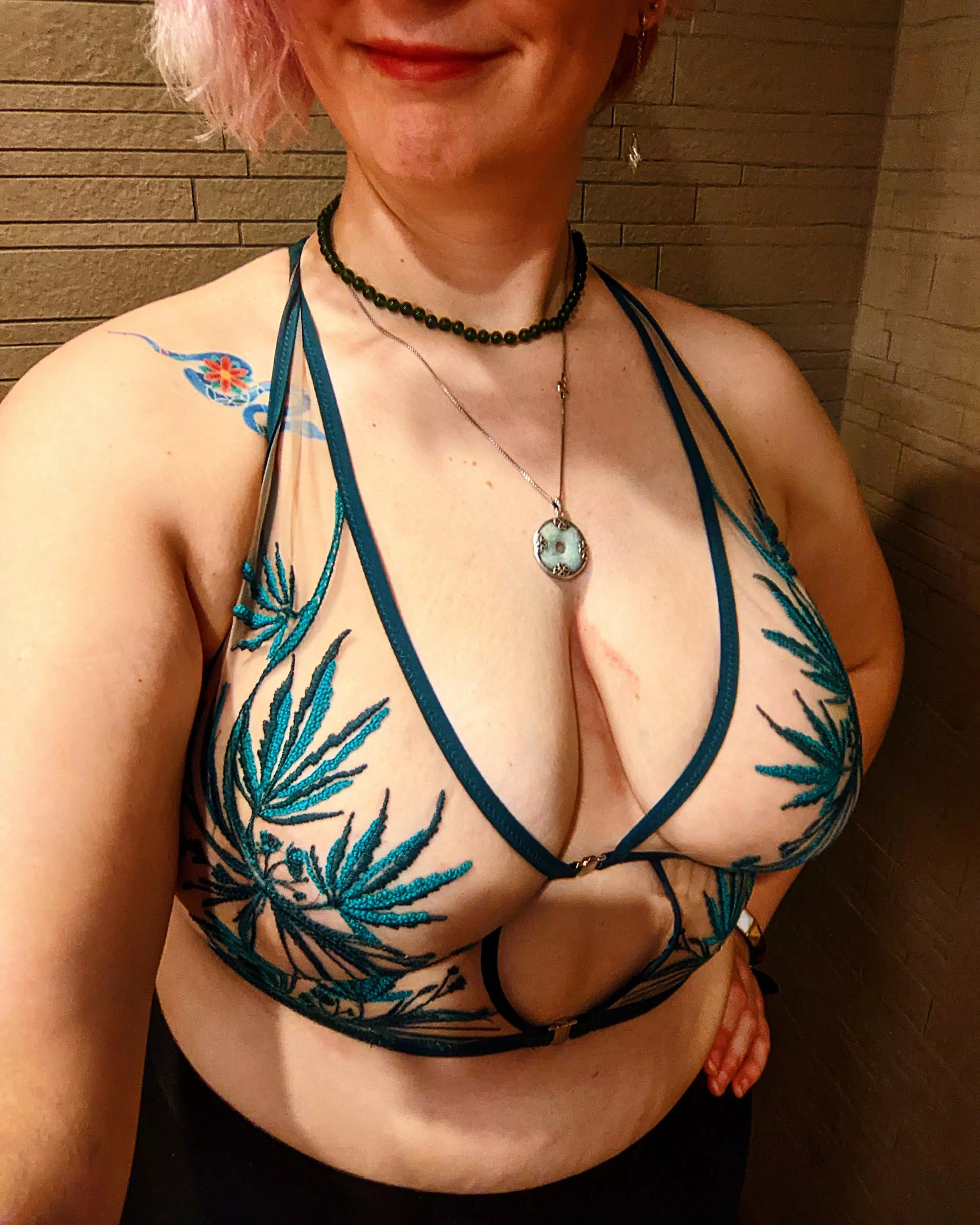 love the pattern of my new bralette 😘