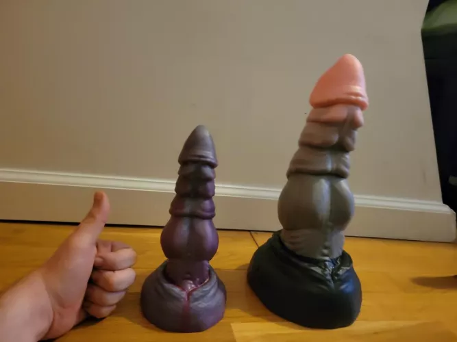 Love the signature color, and Jesus is he hard to mount. hand for scale