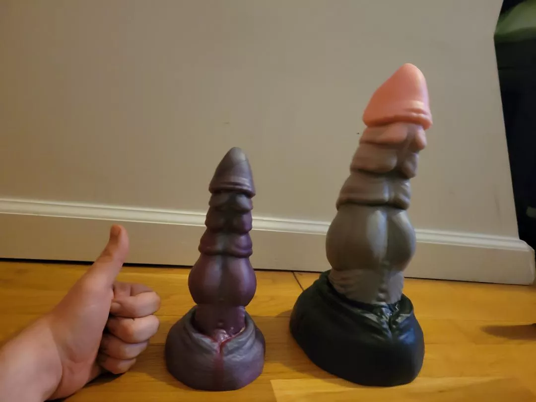 Love the signature color, and Jesus is he hard to mount. hand for scale