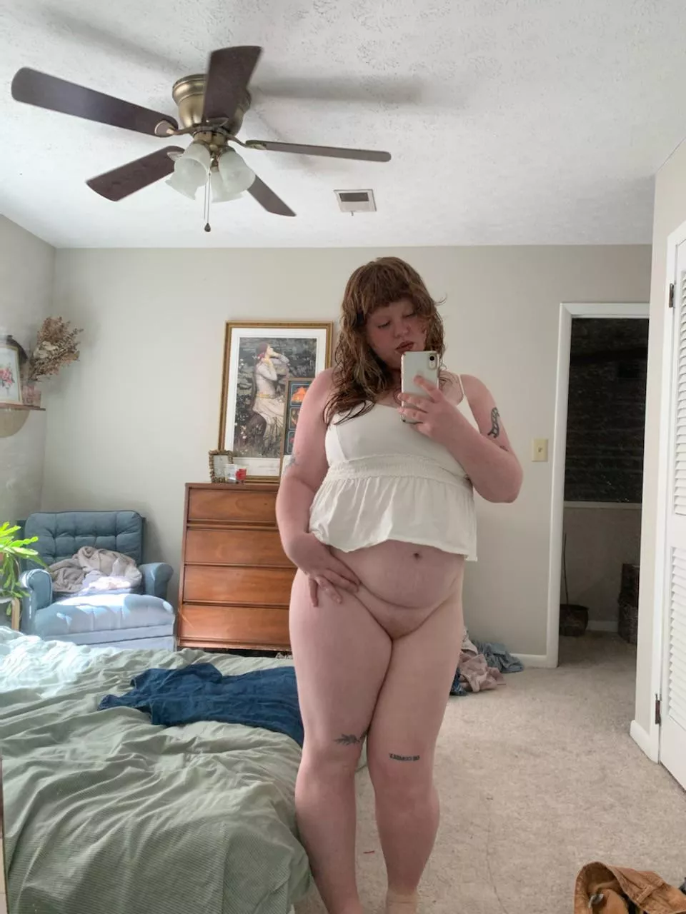 Love the way my belly just pops out now 🥴🥵