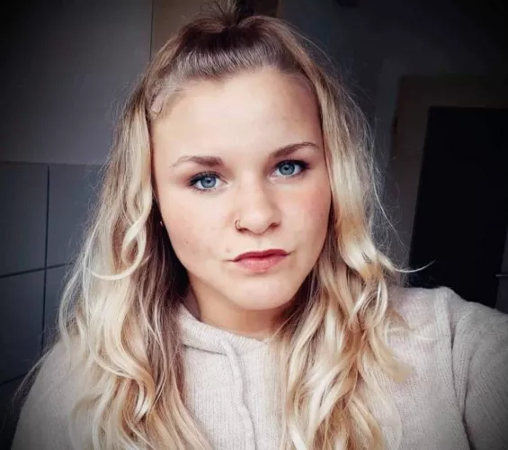 Love watching guys stroke their thick, hard cocks over my GFs face She’s 18 cute blonde type. Lots of face pics to share. Send a Example of your tribs to SpnLover467 on Kik or DM me. Can verify !!!