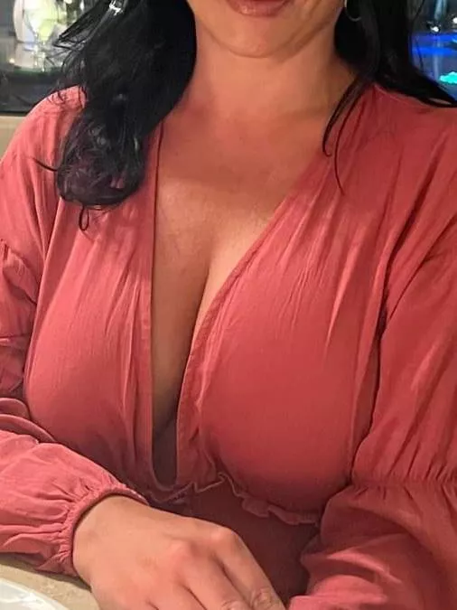 Love when dinner comes with a view. Waiting for a nip slip. 🍽