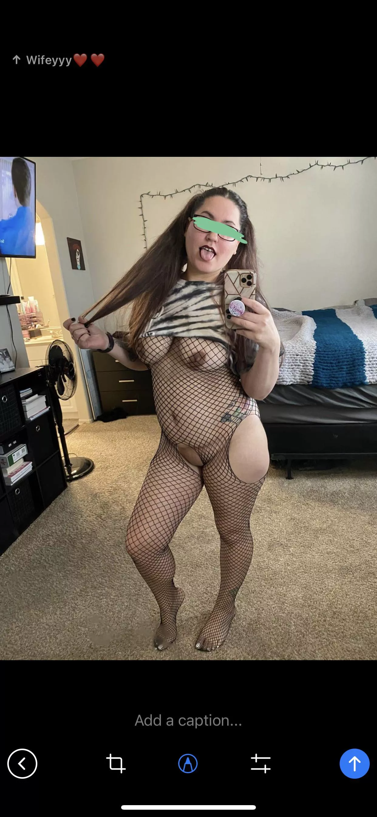 Love when wifey has opposite nail color 💦💦