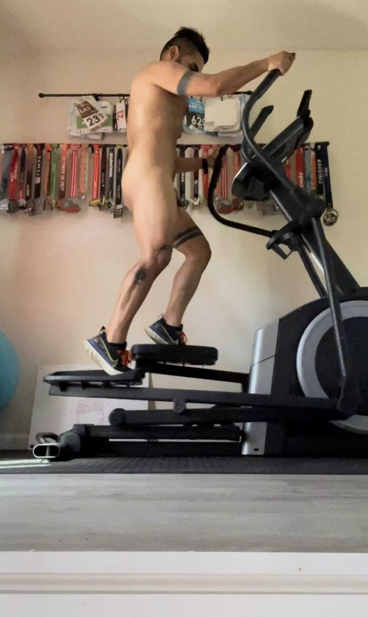 [m] Anyone else like their cardio naked? 🫣