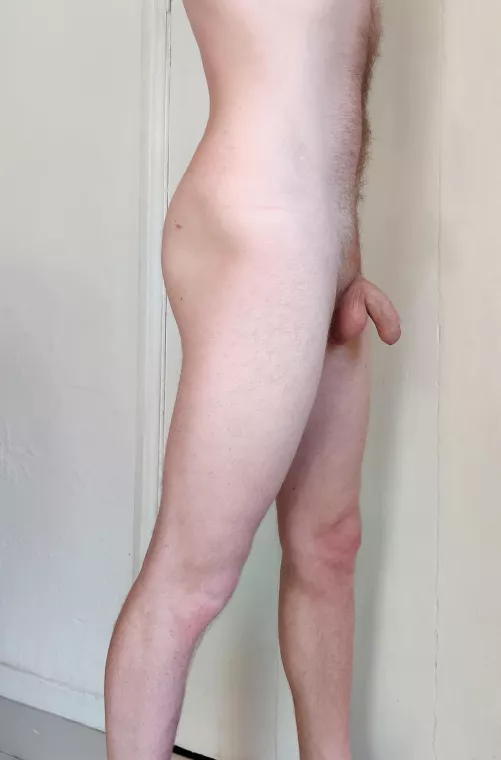M26 187cm. My flaccid penis shows a bulge when clothed and I'm sometimes ashamed. But it's always pointing forward 🤔