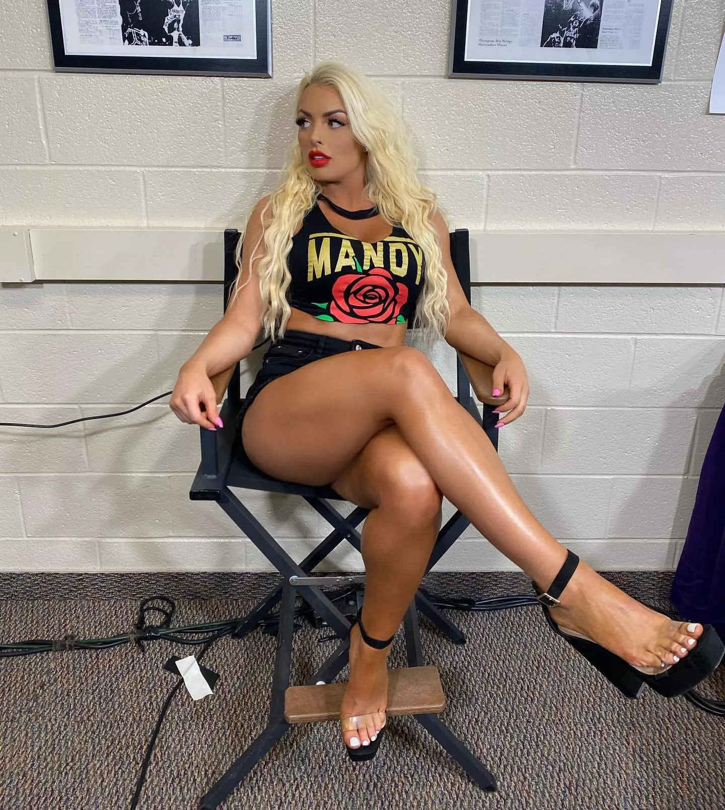 Mandy with the thick legs 😳