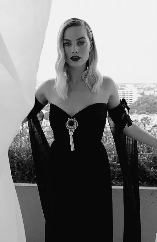 Margot Robbie in B&W