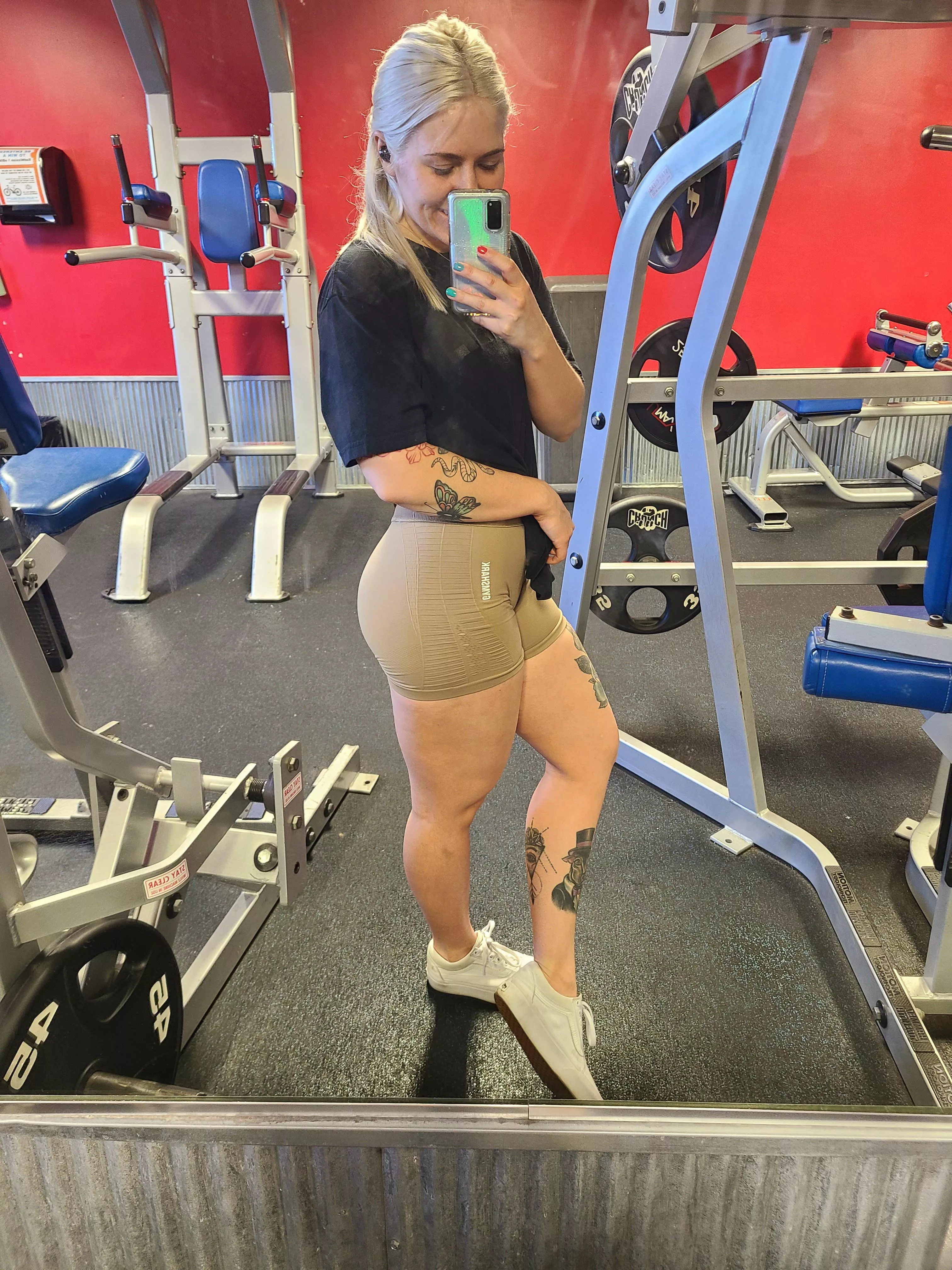 Maybe these shorts are a little too small I think they're flattening my butt