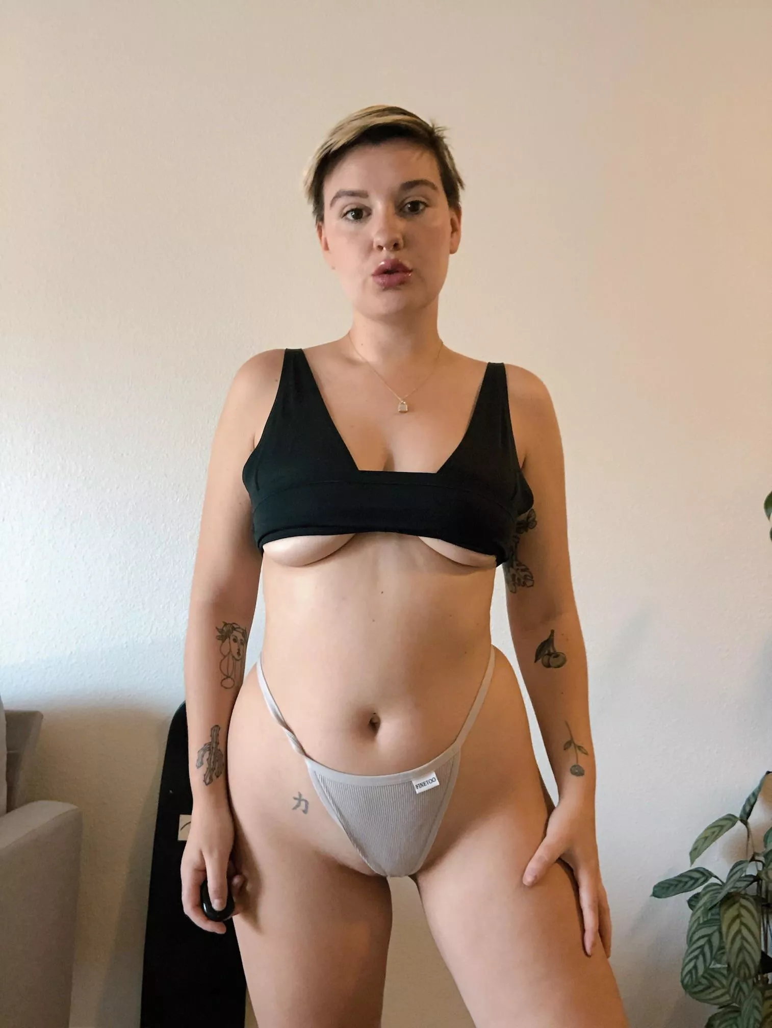 Me, you and this cute lil belly button could have some fun 🤪