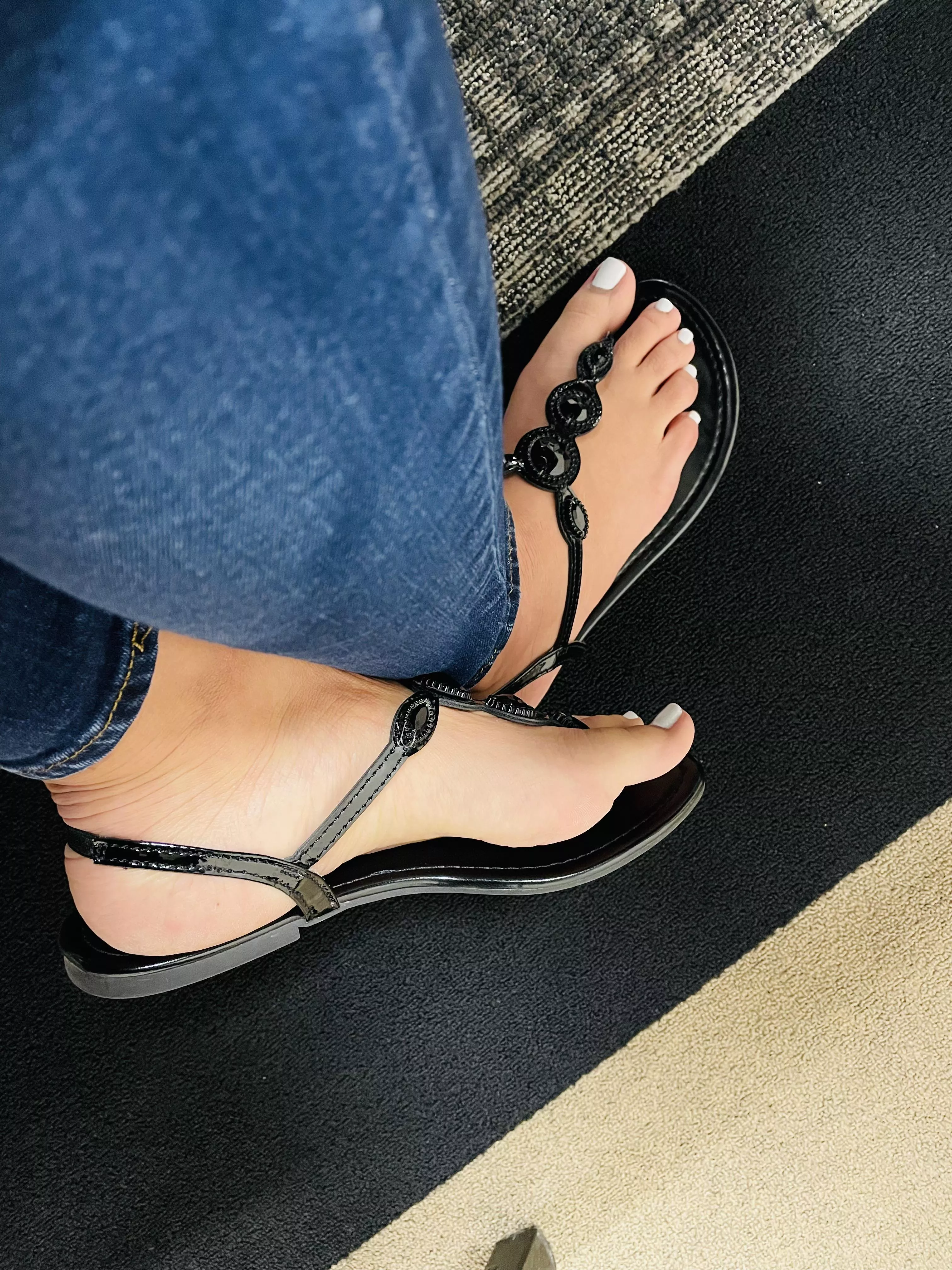 Meeting toes 🤍🖤 How’s your Toesday going so far?