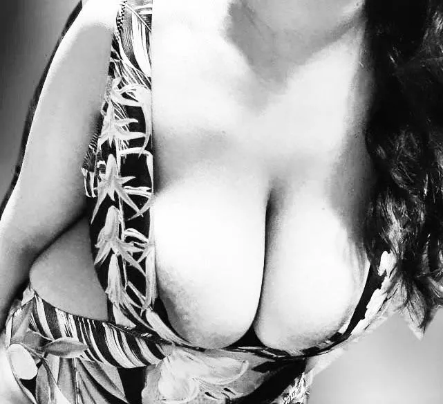 Melons of the day ! Trade wife photos and video !