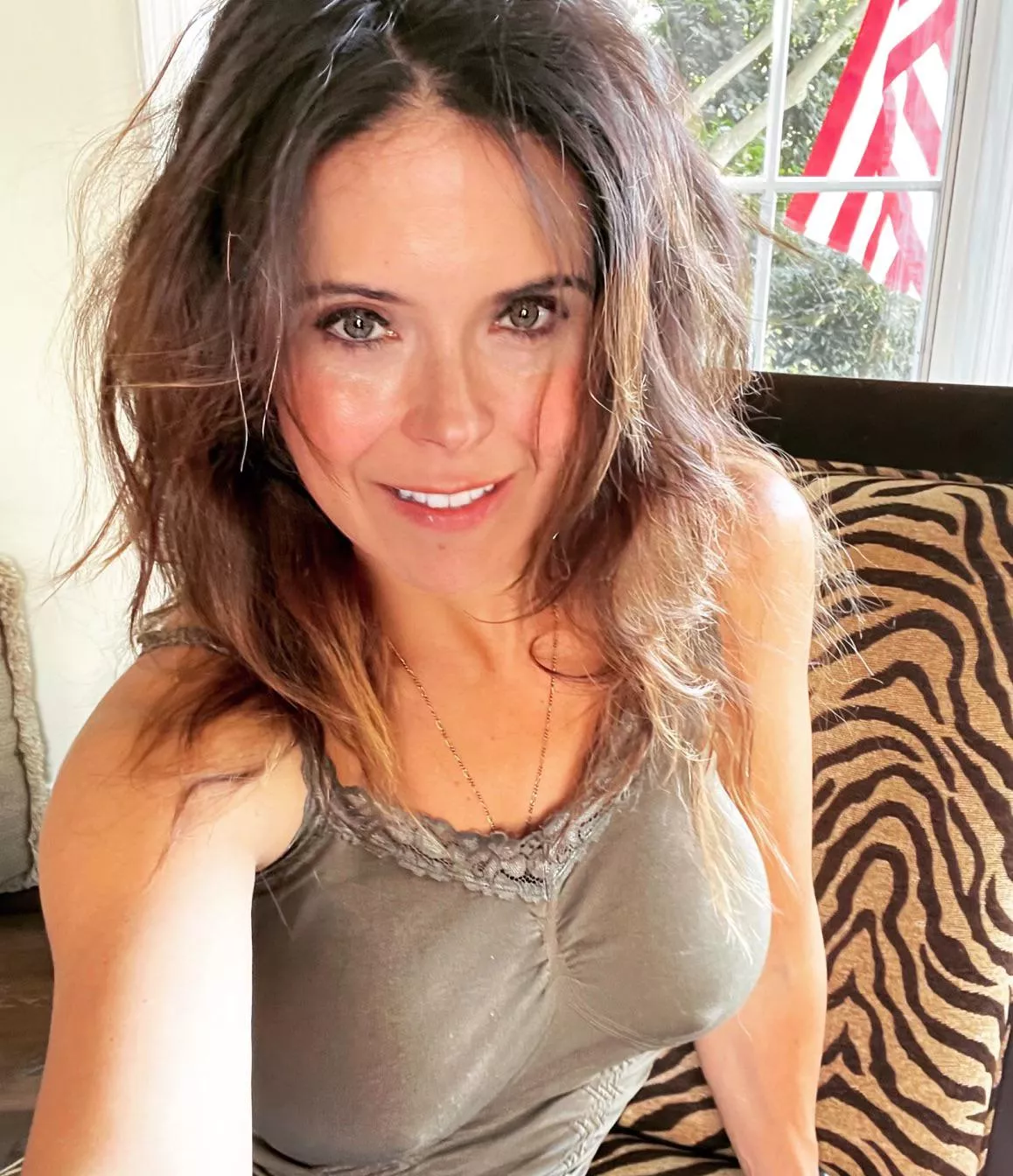 Milf mom at home, sittin’ around doing nothing (45F)