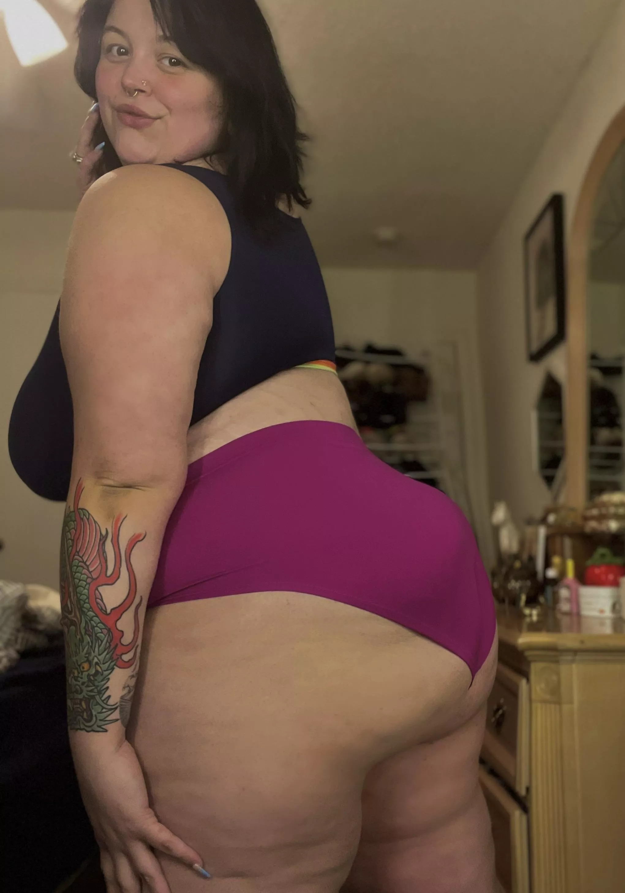 Milf with a huge ass.. pretty face..big tits.. what more could you need??? 💦💋💦