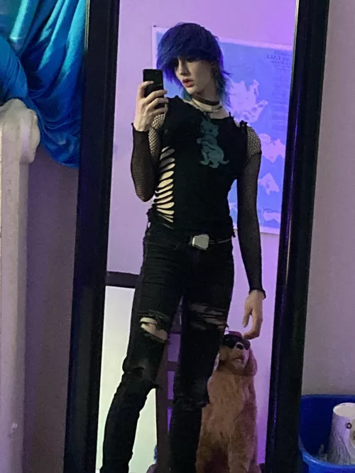 Miss early 2000s alt fashion omg… this is the kind of femboy I’m tryna be