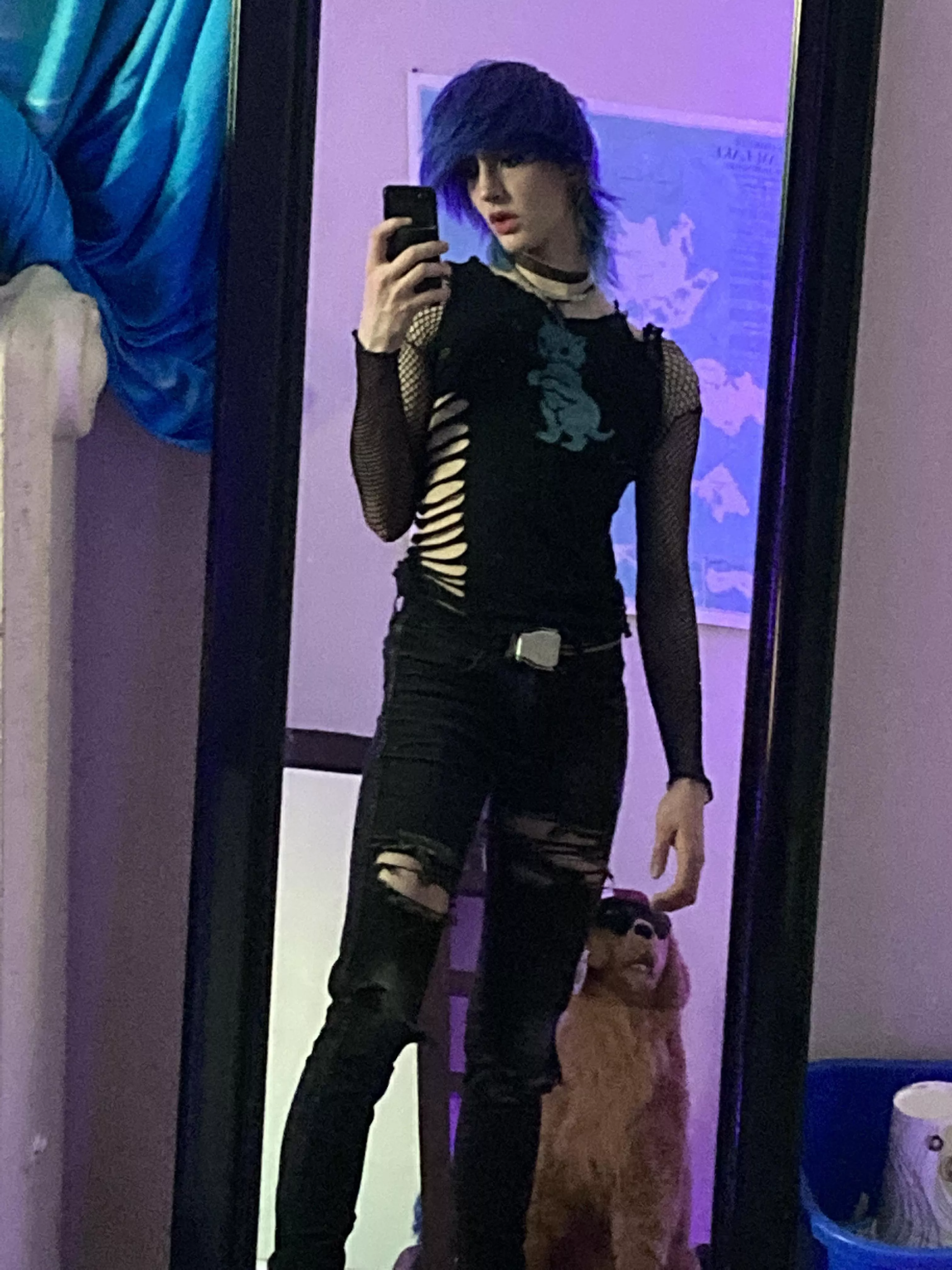 Miss early 2000s alt fashion omg… this is the kind of femboy I’m tryna be