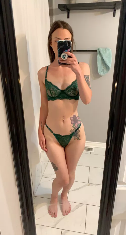 Mom of 2 and naughty for you 😈