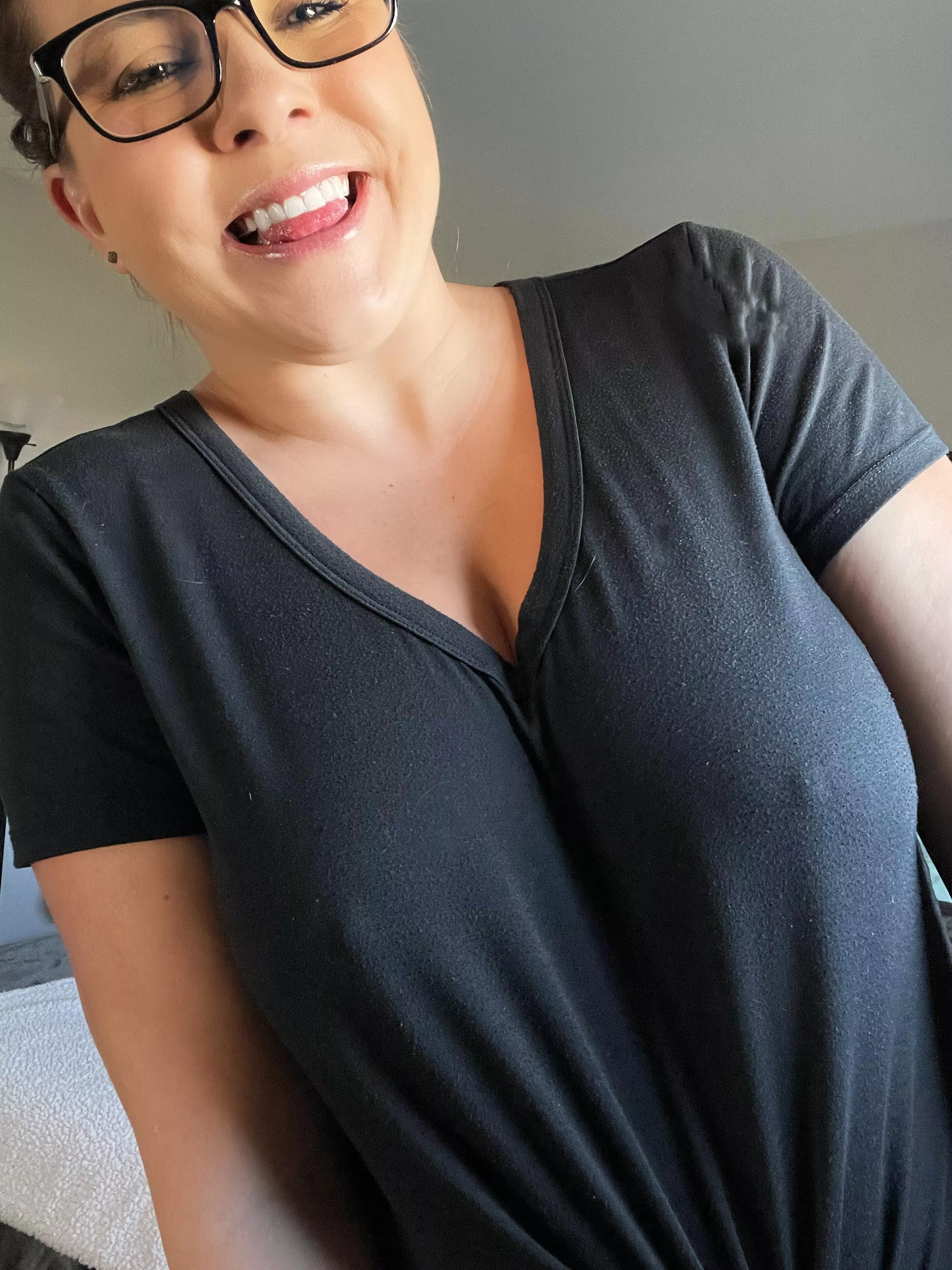 Mommin’ around the house this hump day 😍