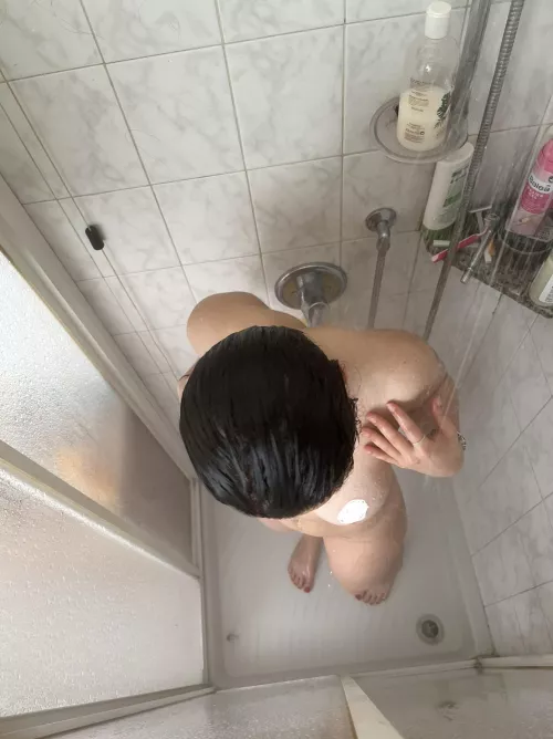 Morning showers are my favorite💦🤤