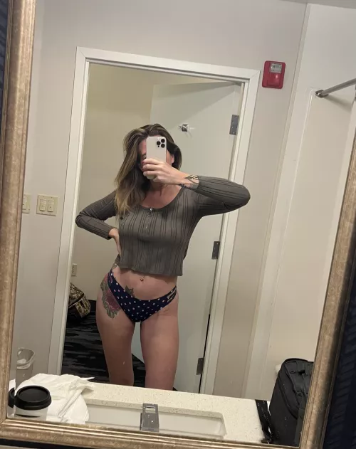 Most of my pics are mirror selfies👋🏻