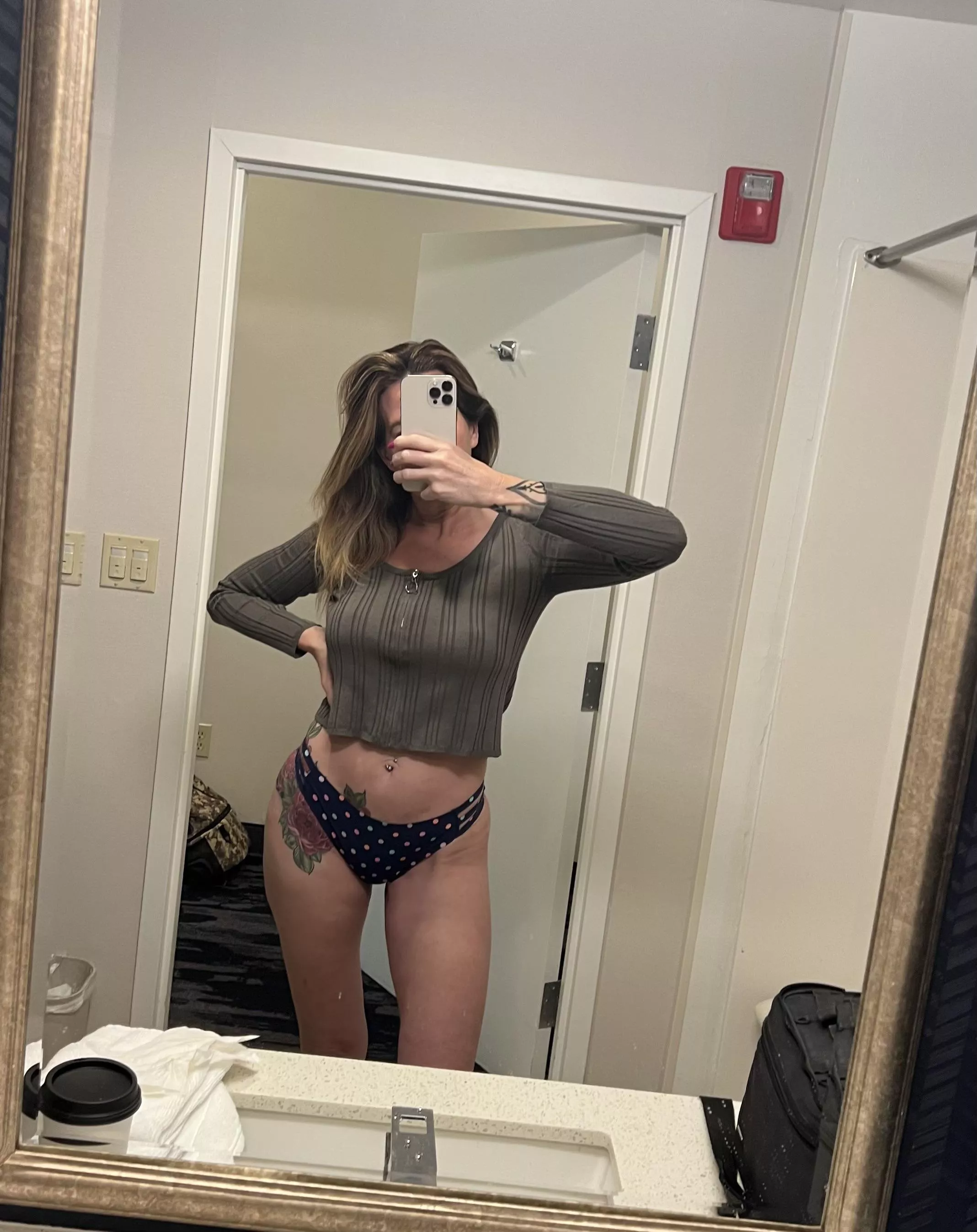 Most of my pics are mirror selfies👋🏻