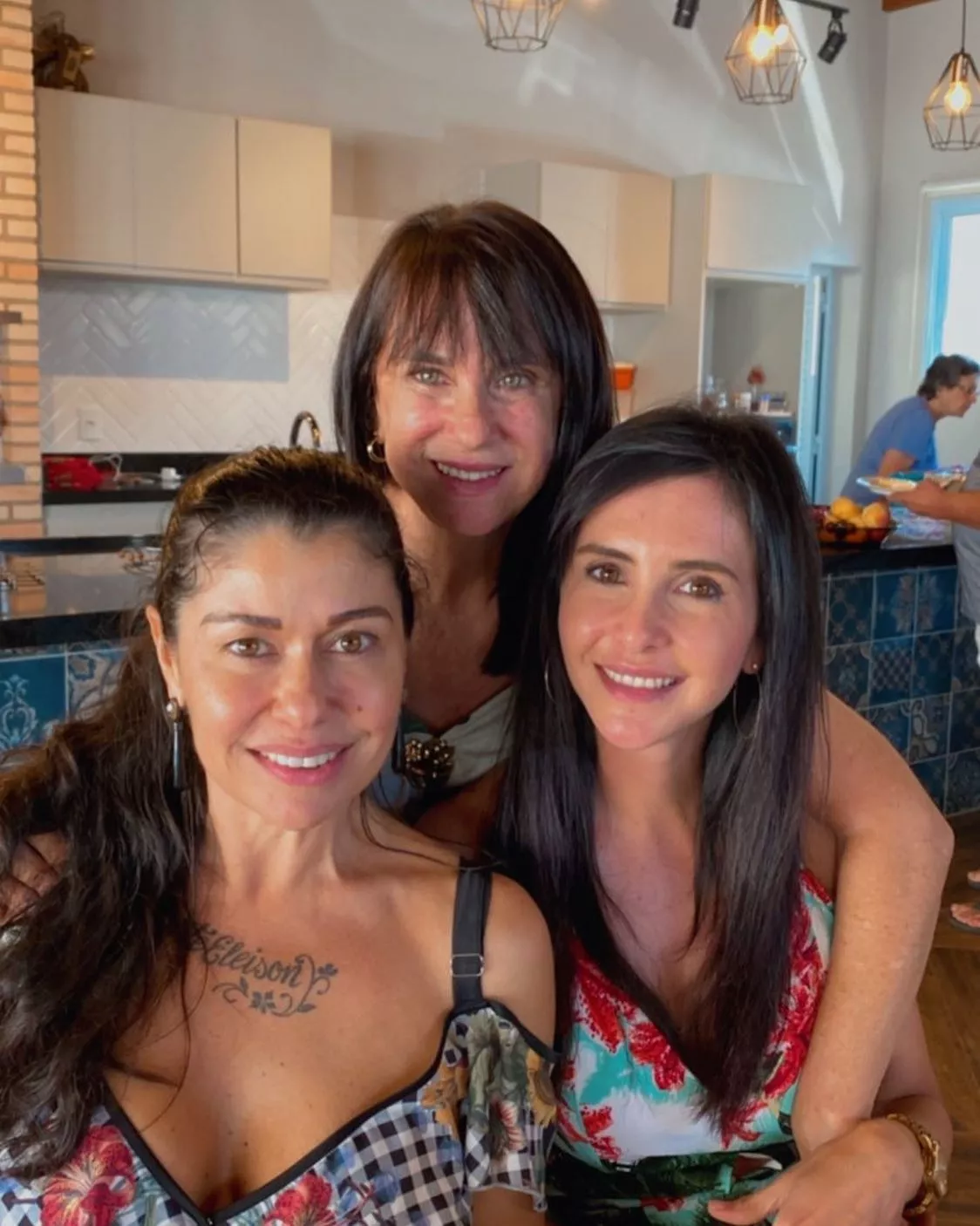 Mother - 66 (top center) or daughters (41 left - 36 right)???