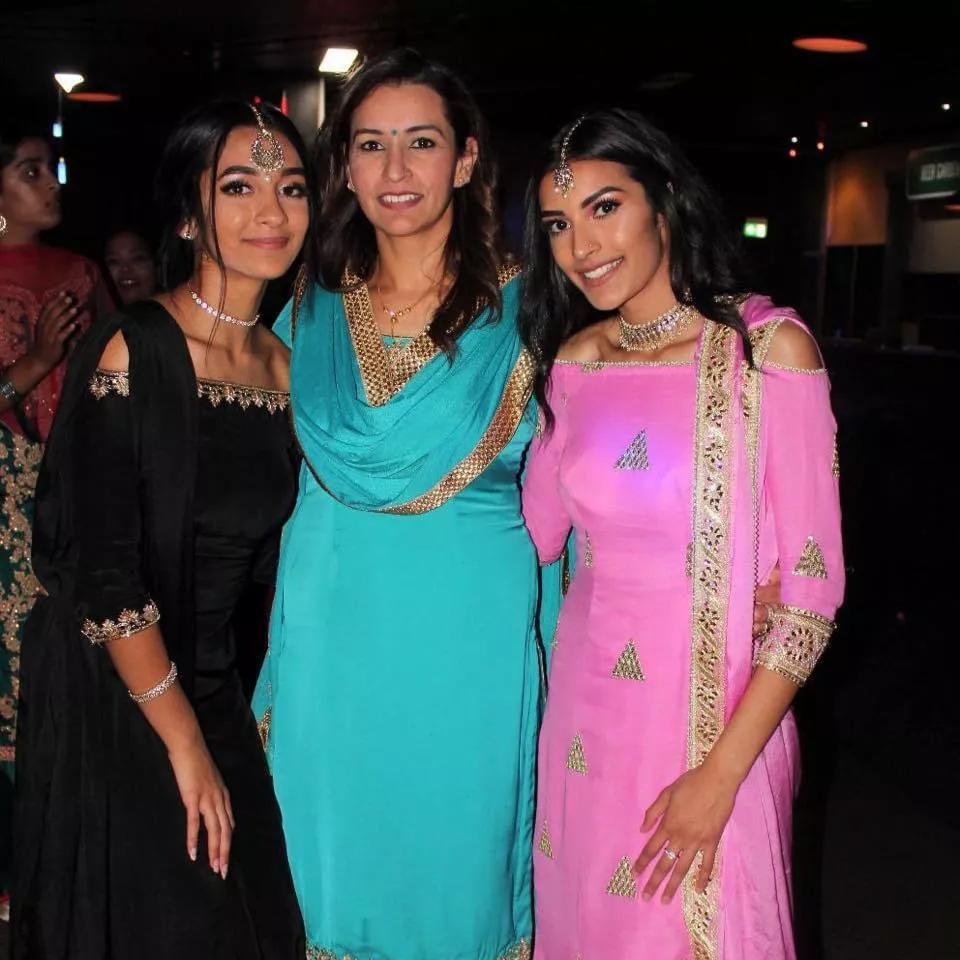 Mother and her two daughters, which order? 👀