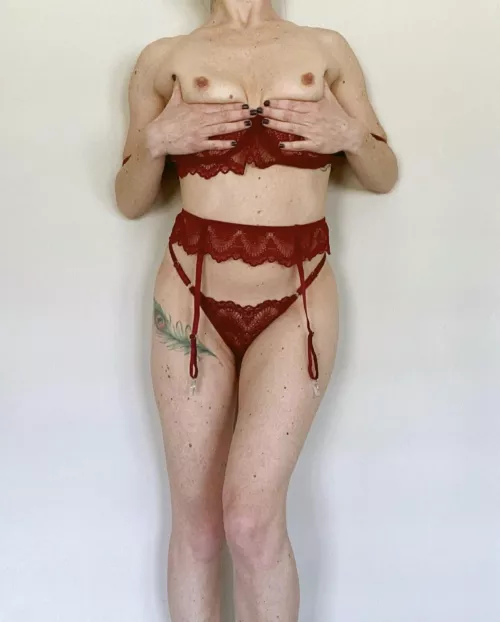 Mrs. S is a mommy with a naughty lifestyle. Can you keep a secret? 🤫