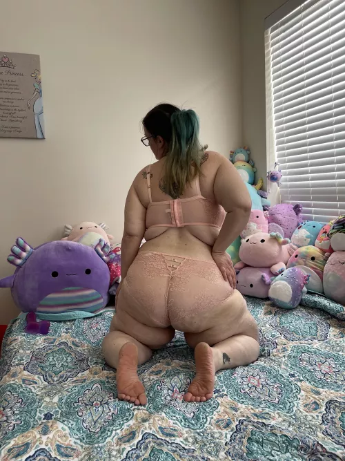 My back rolls are the cutest 💕