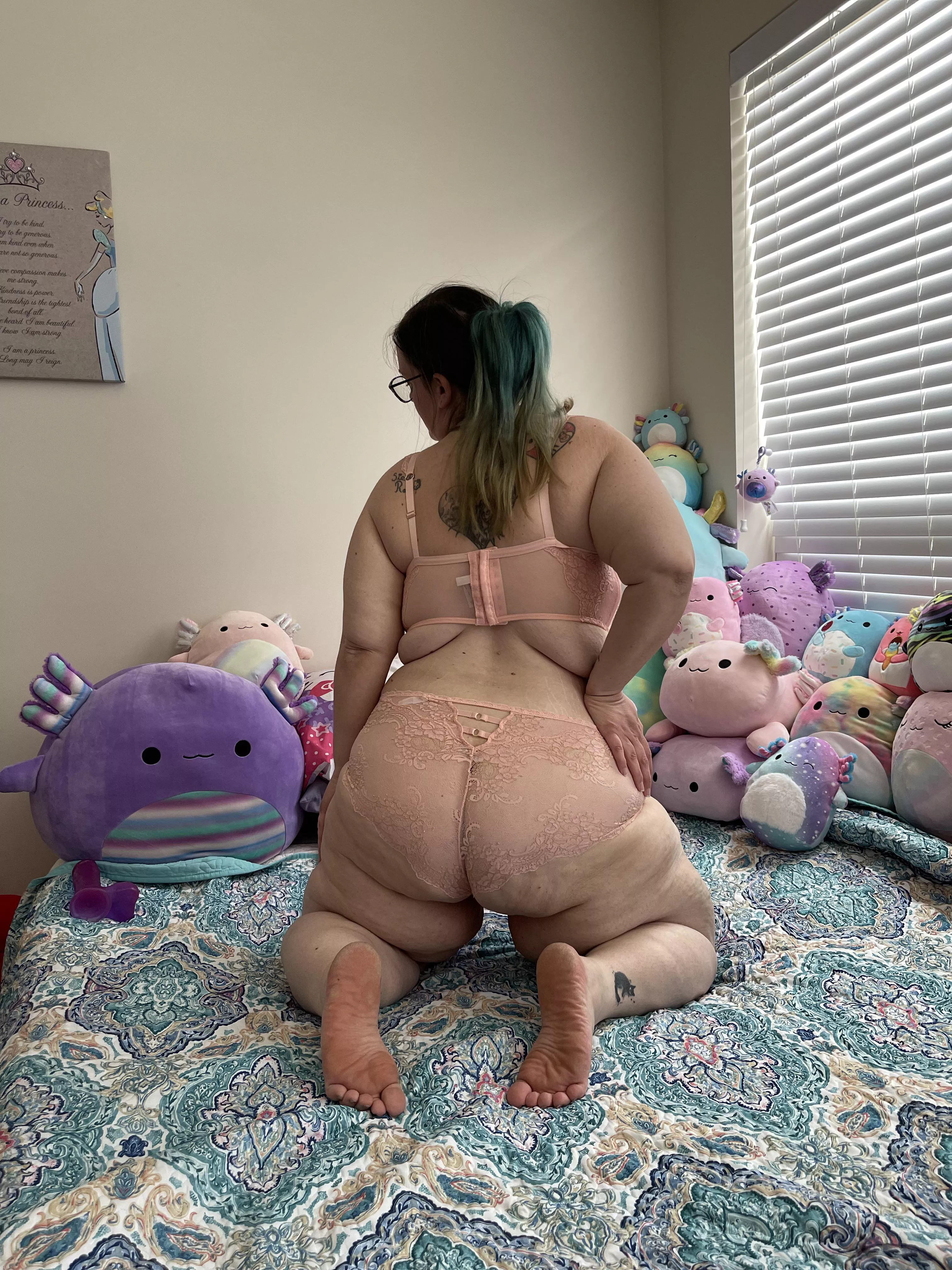 My back rolls are the cutest 💕