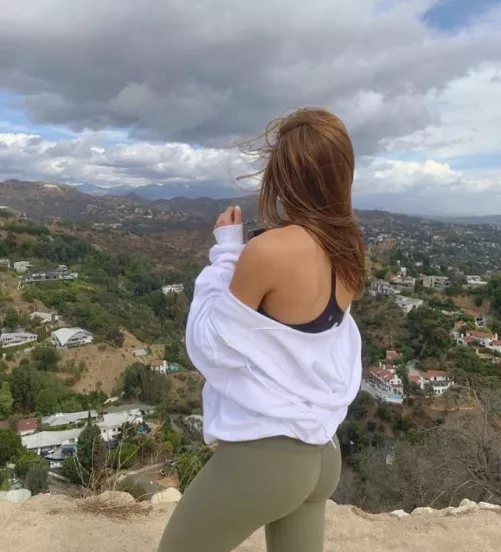 My crush wearing yoga pants…😲