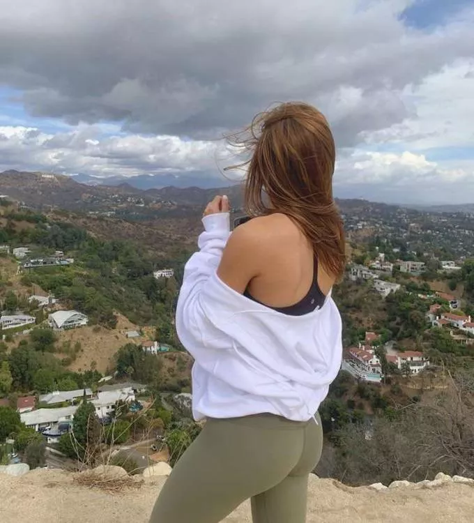 My crush wearing yoga pants…😲