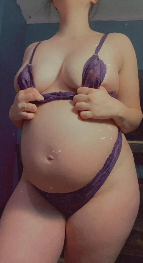 My fiancée doesn't think she looks good since she got pregnant, what do yall think?