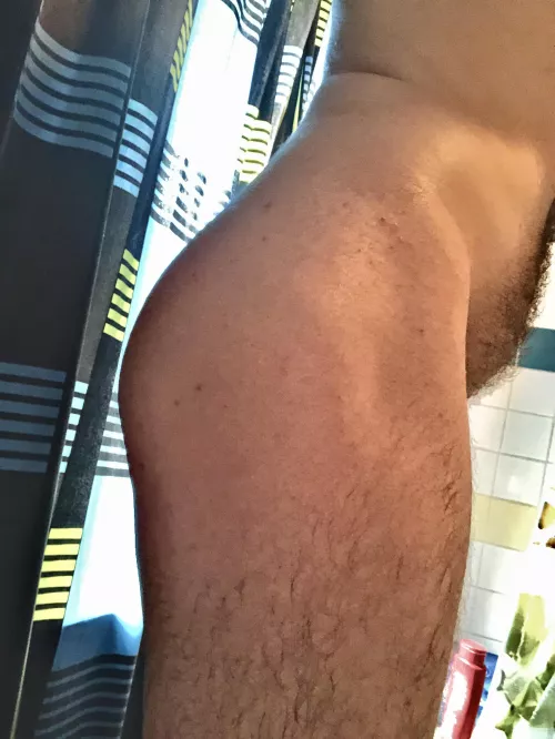 My first butt photo! I donβt know if this counts as βcuteβ π