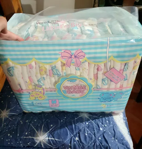My first ever pack of abdl diapers came in! Was so scared and excited to receive them that I didn't even sleep last night. Now that they're hidden I just need to figure out how to tape them on 😸