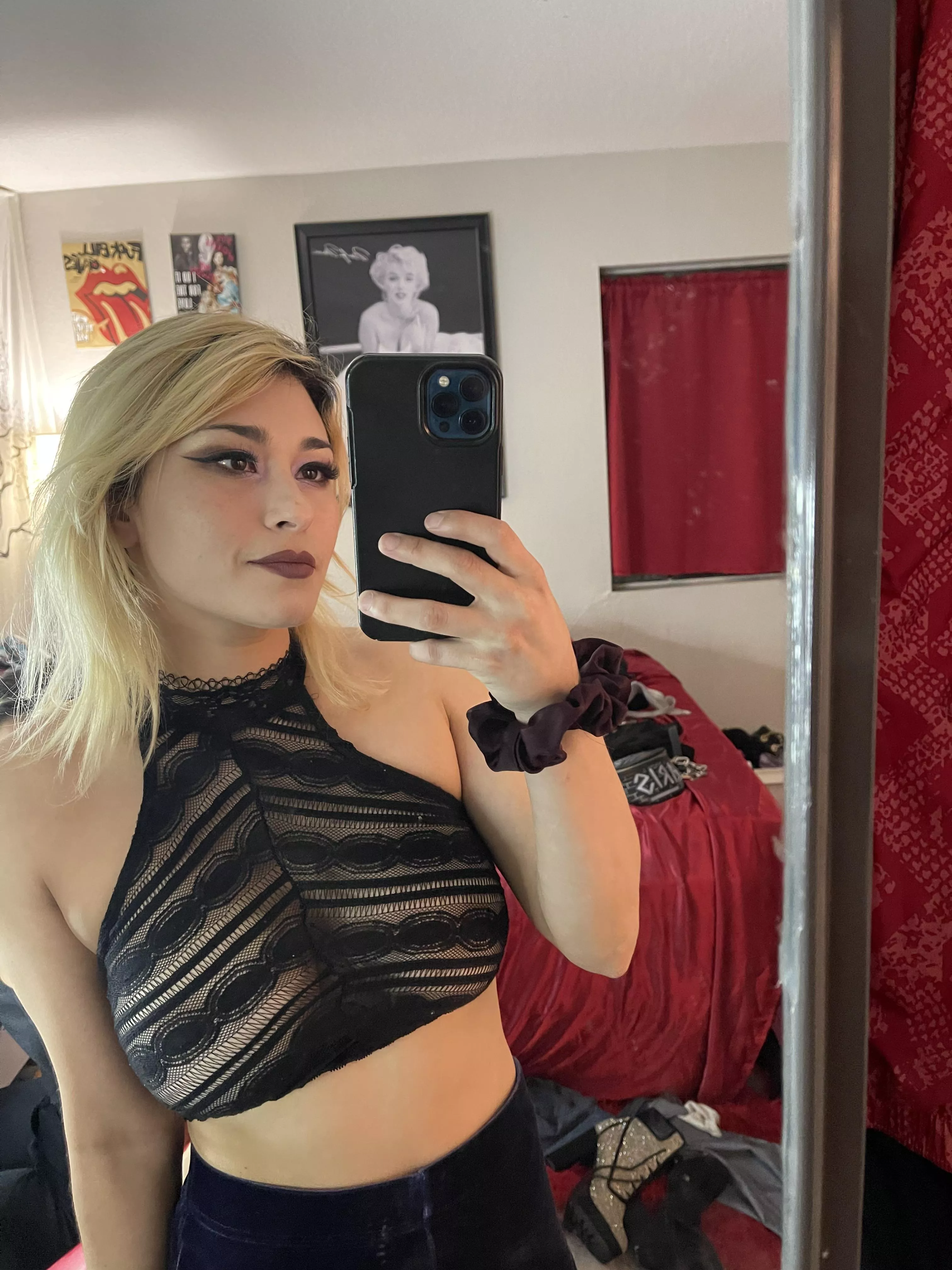 My friend let me borrow this cute top, I could just barely fit myself in 🥵