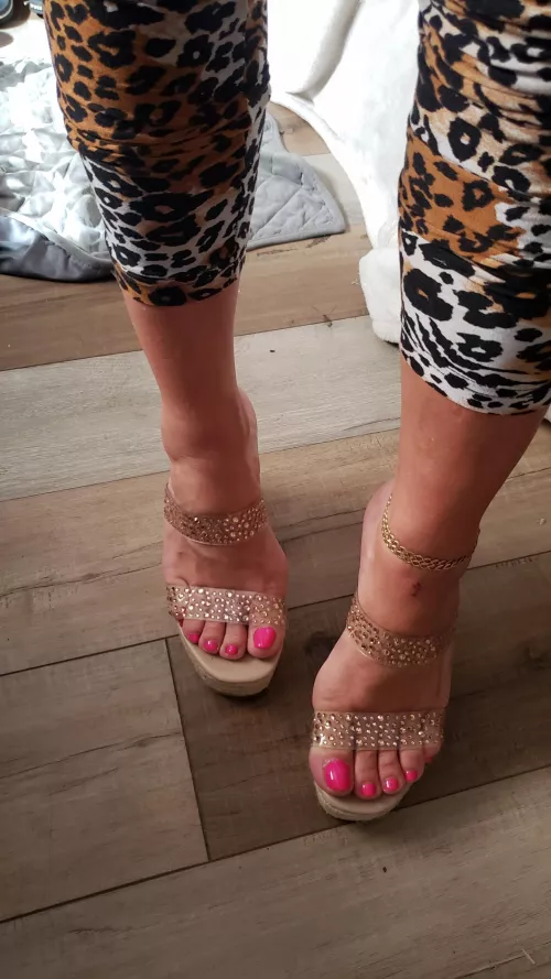 My goodness, these shoes with this color! 💕