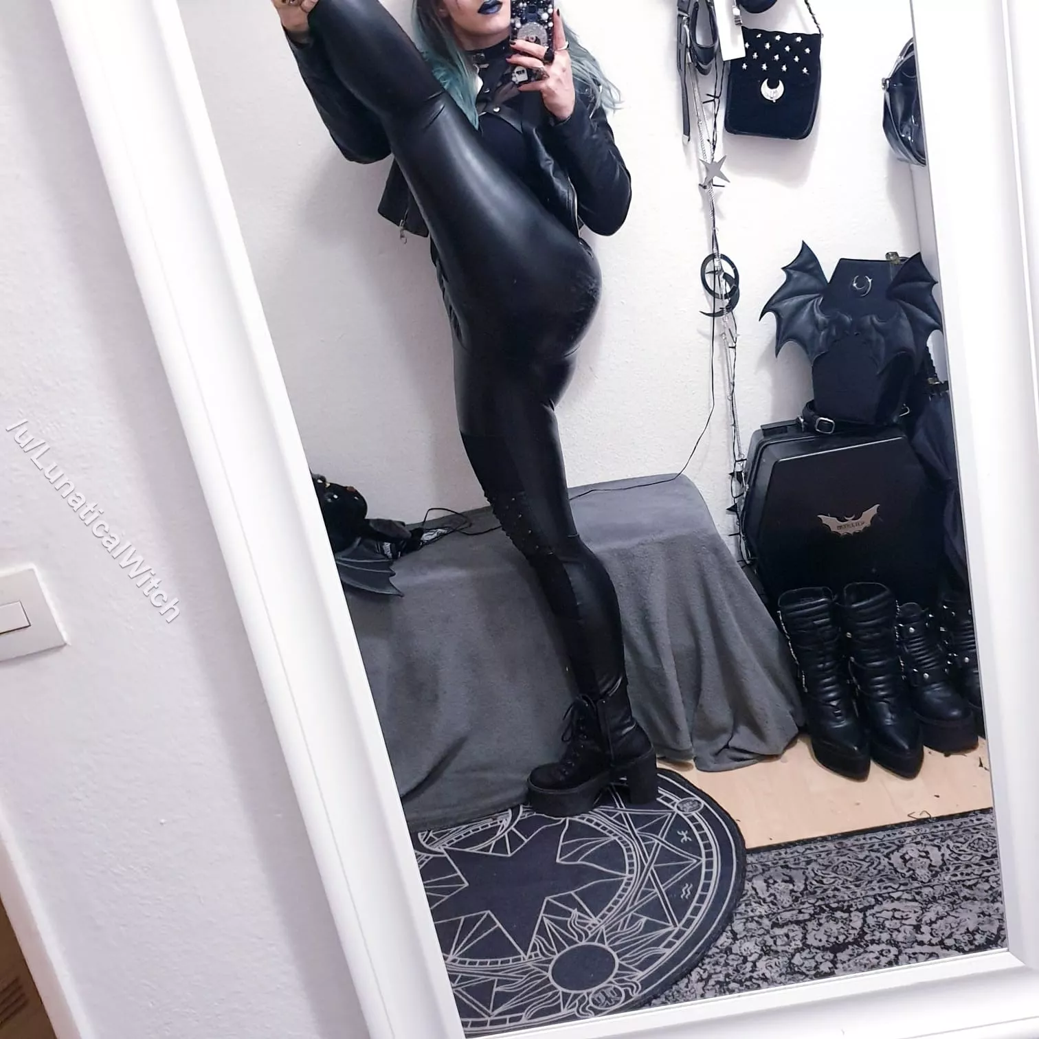 My shiny pants 😍 I was afraid they would not survive me bending like rubber, but they do! OC