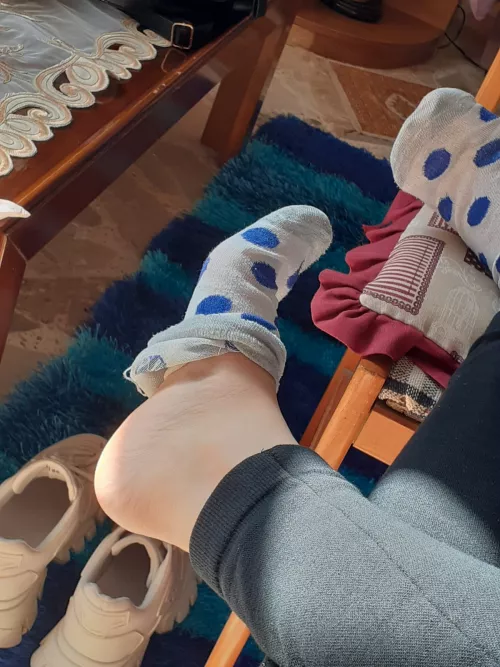 My sweaty feet want to be licked. Any volonteers? 🍭