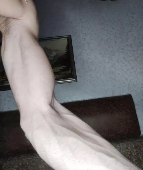 My tiny veiny arm🥺