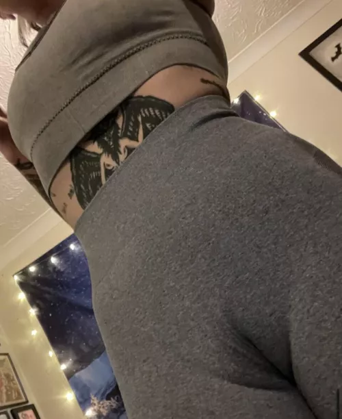 My workout legggings always give me a camel toe! [f]