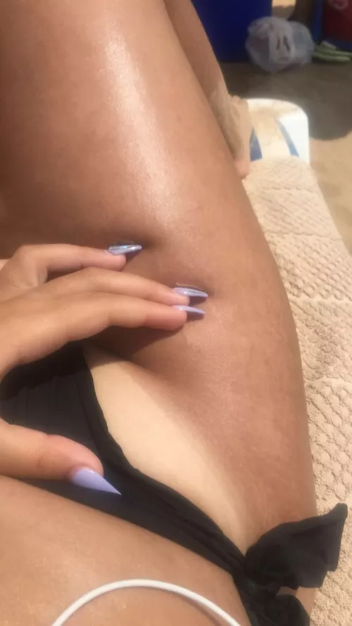 Naughty tan lines😏