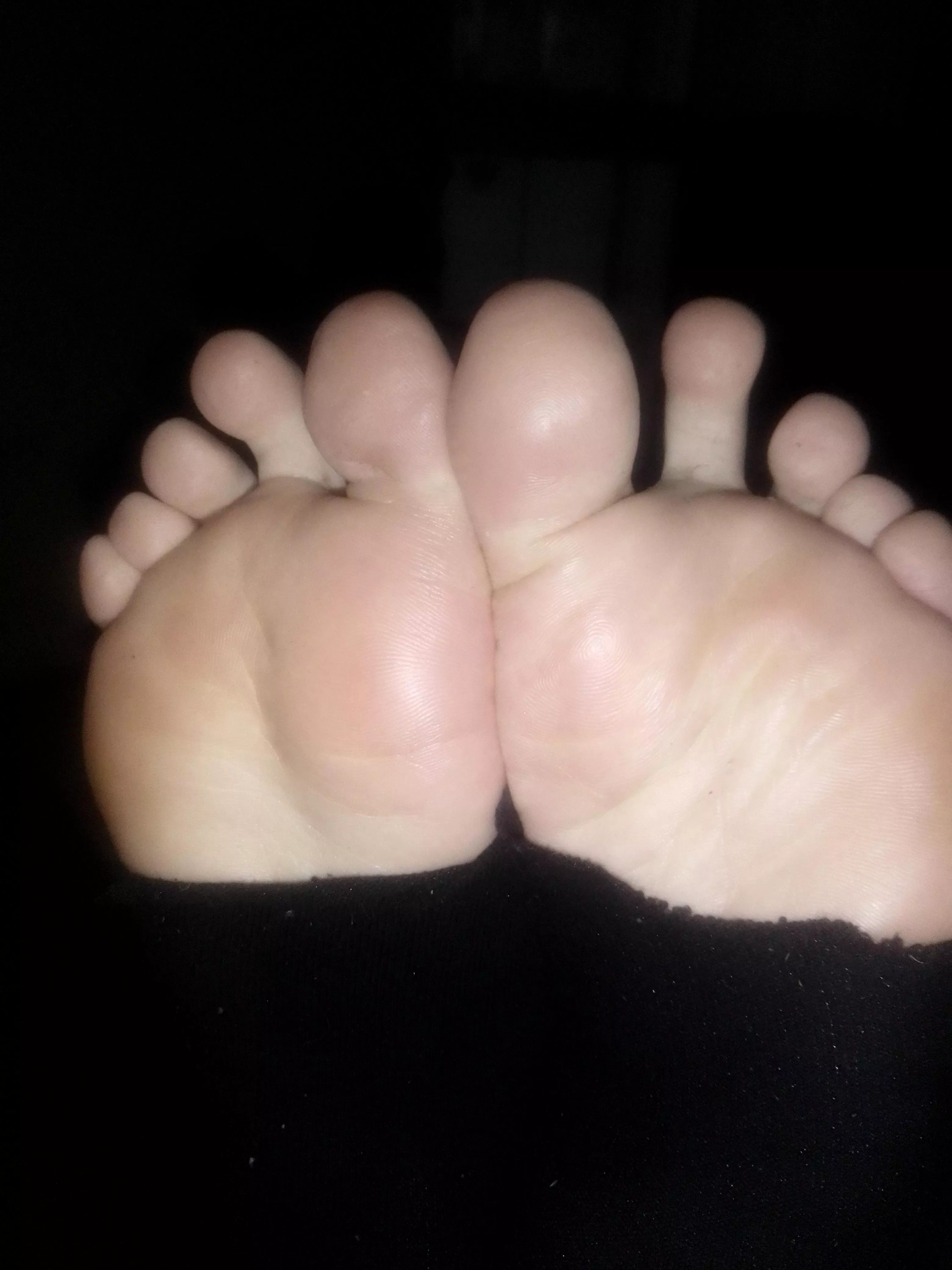 Need my toes sucked and my soft soles worshipped 😈